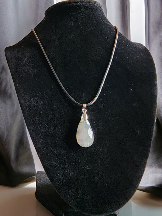 NATURAL SPECTROLITE STONE PENDANT